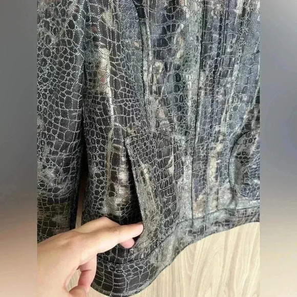 Chico’s Reversible jacket size 1 zipper gray snake skin medium - Picture 2 of 9